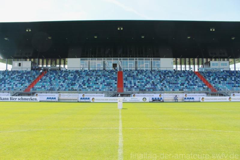 1. Das Stadion des FK Pirmasens vor dem Einlass der Zuschauer
